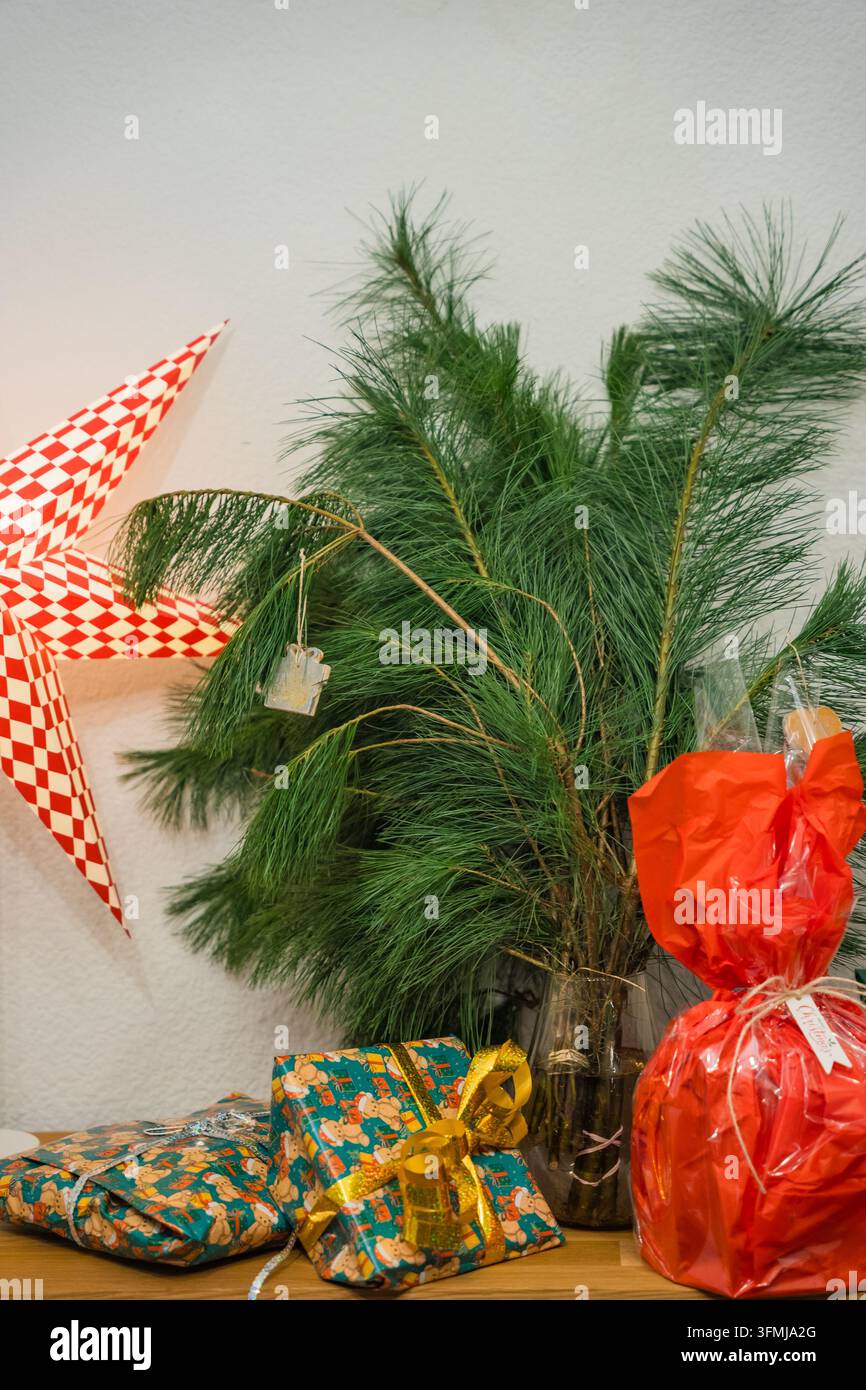 Festlicher Kiebaum mit Geschenken und roten Karodekorationen Stockfoto
