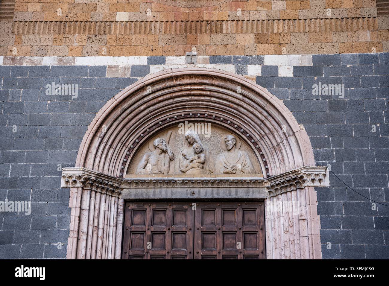 Geschmückte Lunette von Antonietta Paoli Pogliani, entstanden um 1928 an der Fassade von Sant'Andrea und Bartolomeo, Orvieto, Umbrien, Italien Stockfoto