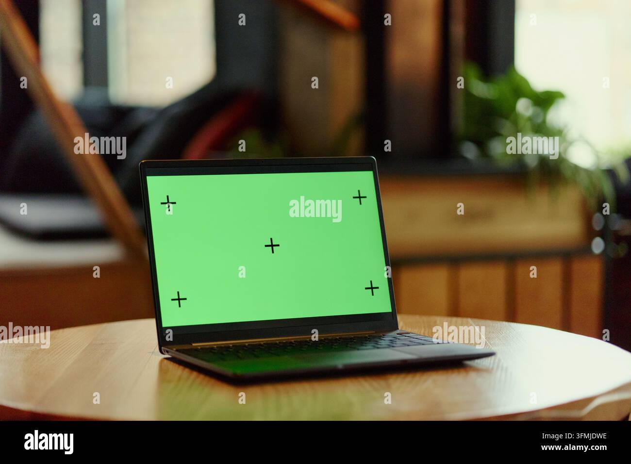 Moderner Laptop mit Chroma-Key-Grünhintergrund-Display für Mockup Stockfoto