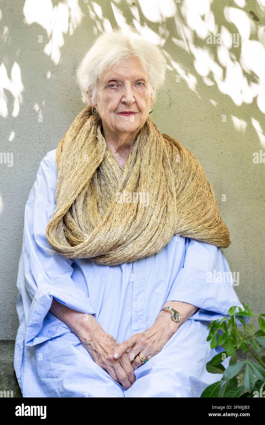 Frankreich, Paris, die Künstlerin Sheila Hicks im Hof ihres Ateliers Stockfoto