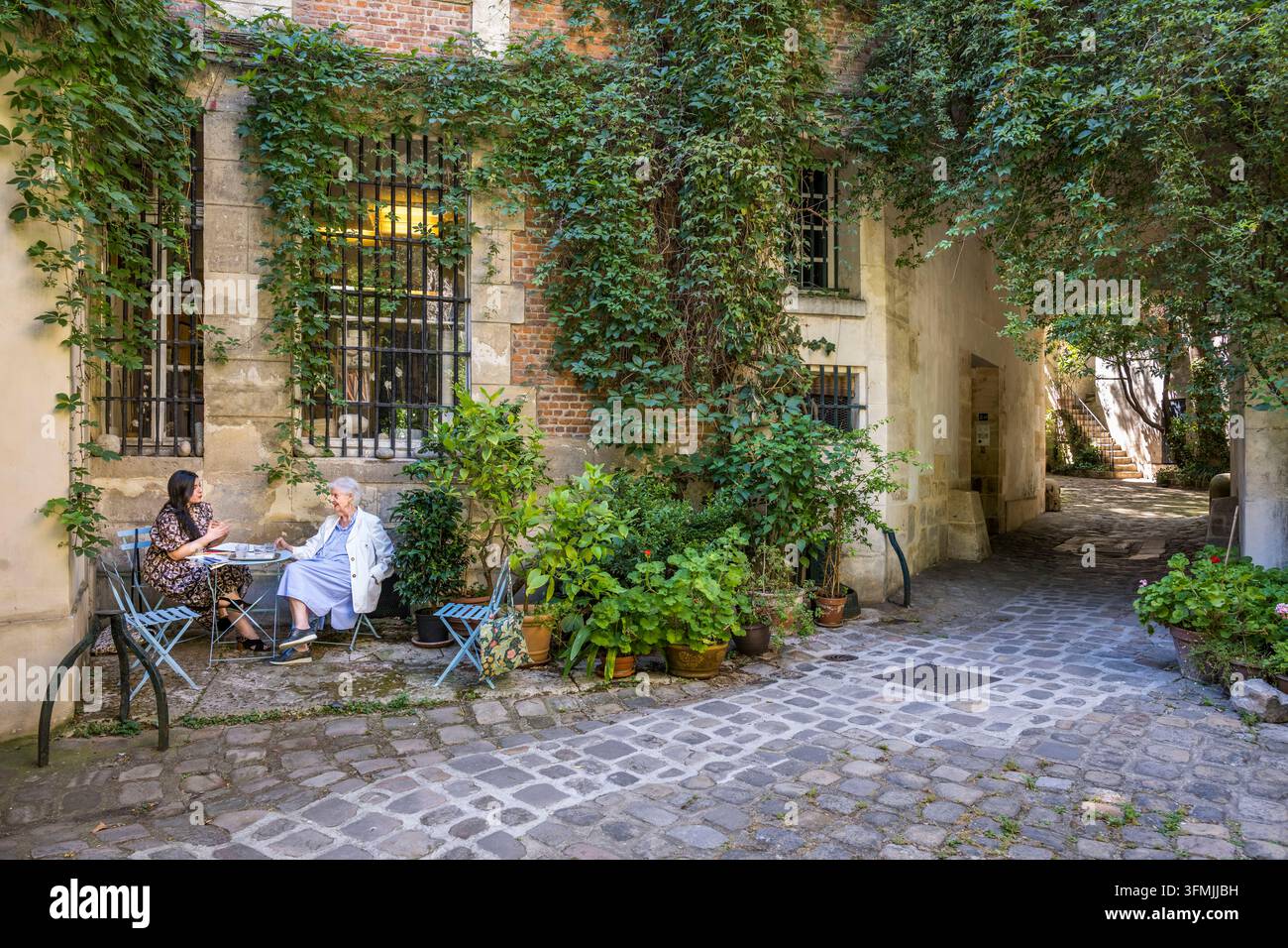 Frankreich, Paris, die Künstlerin Sheila Hicks im Hof ihres Ateliers Stockfoto
