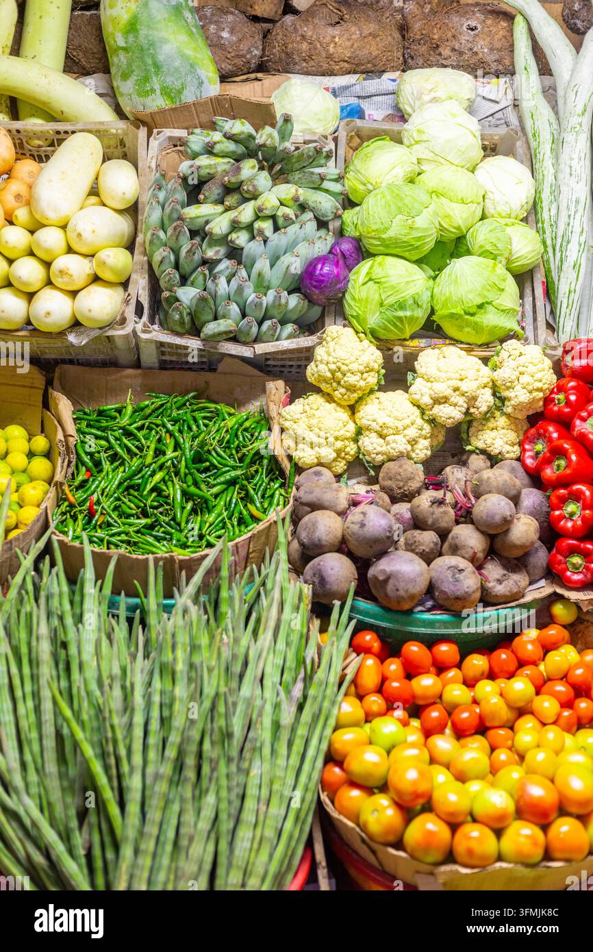 Sri Lanka, Kandy, Zentralmarkt, Obst- und Gemüsestand mit Tomaten, Kohlsorten, Rüben, Paprikaschoten, grünen Bananen... Stockfoto