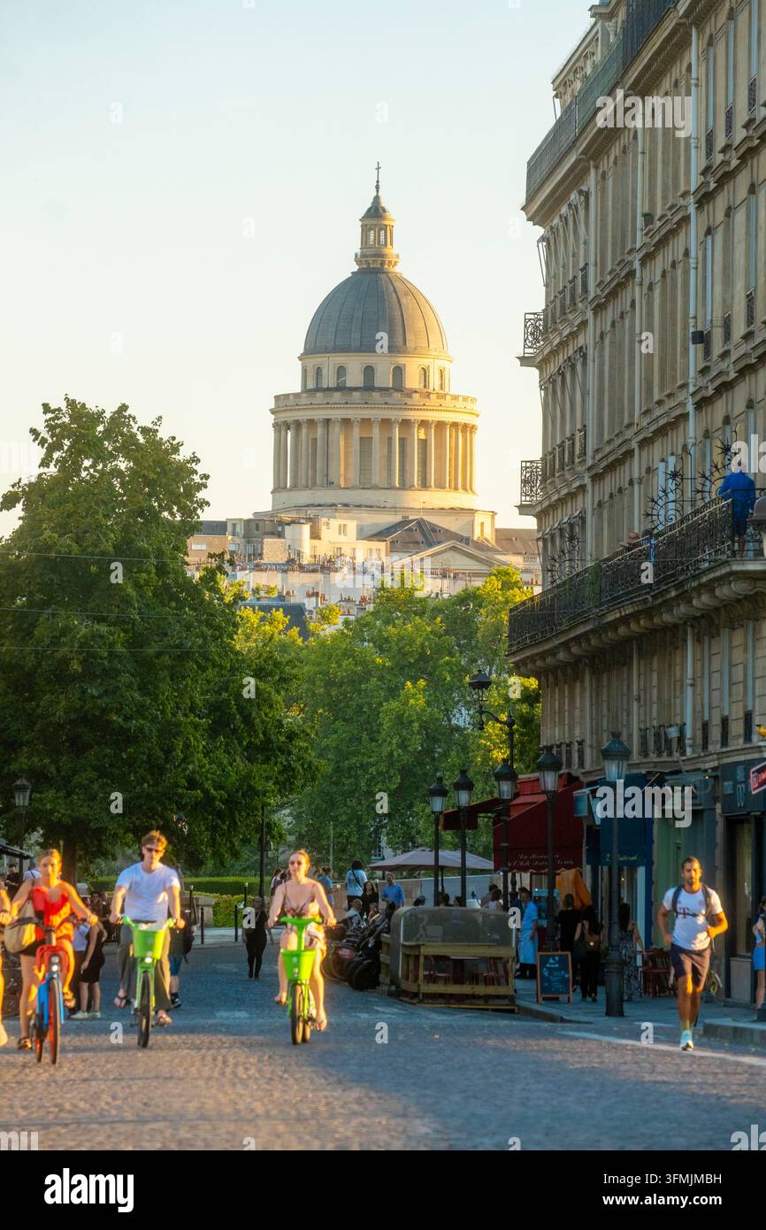 Frankreich, Paris, Radfahrer auf der Erzbischofsbrücke und dem Pantheon Stockfoto