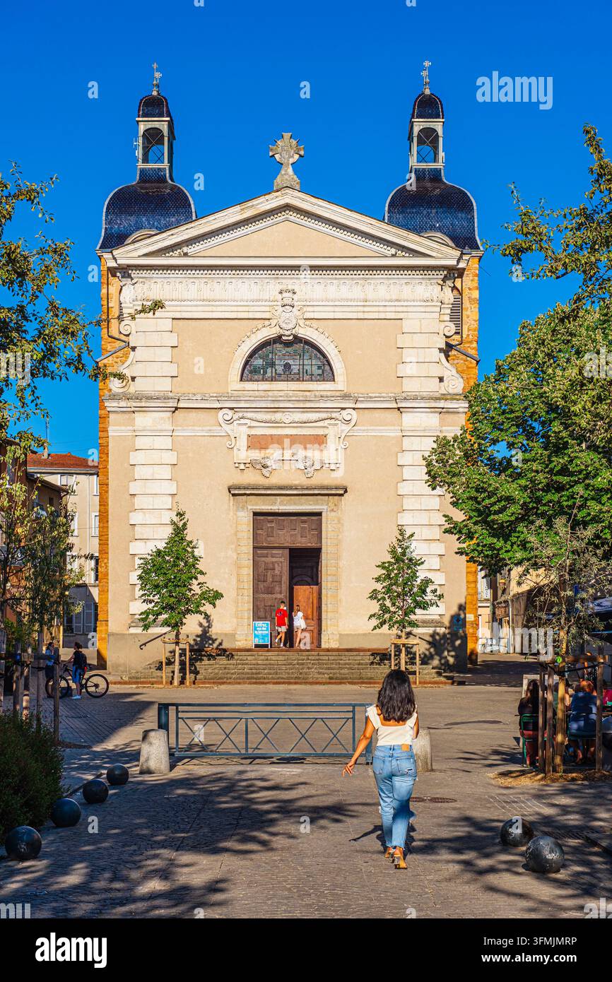 Frankreich, Rhône, Neuville-sur-Saône, Kirche Unsere Liebe Frau der Himmelfahrt aus dem 17. Jahrhundert, Fassade aus dem 19. Jahrhundert Stockfoto