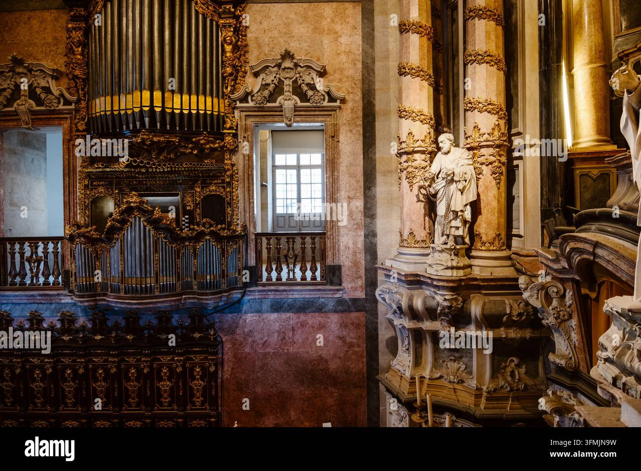 Inneres der Kapelle in Torre dos Clerigos in Porto mit historischen Orgeln, Portugal Stockfoto