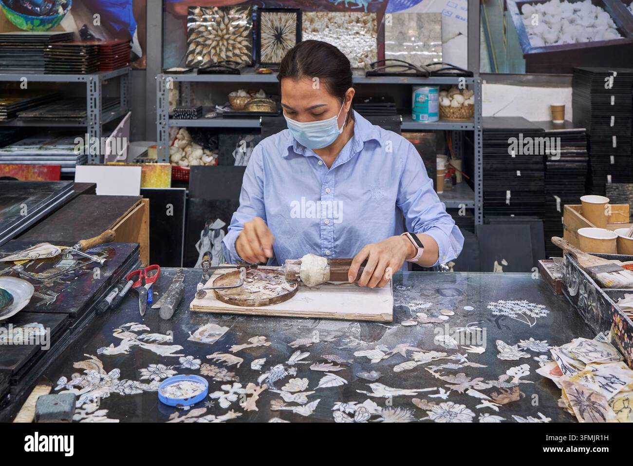 Vietnam, Hanoi, Bezirk Cau Giay, Thu Huong Lacquer Arts, Lackherstellungs werkstatt Stockfoto