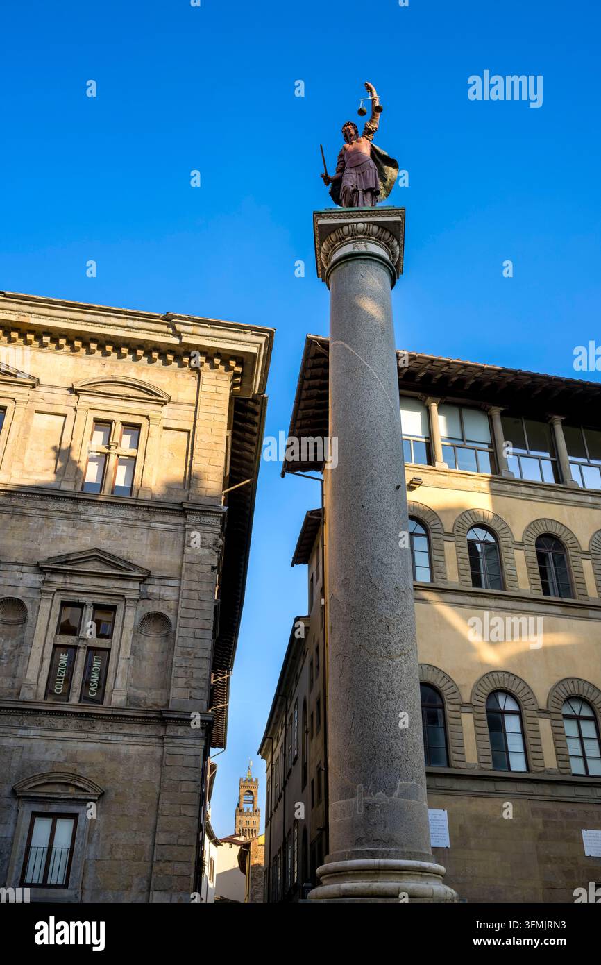 Italien, Toskana, Florenz, ein UNESCO Weltkulturerbe, Piazza Santa Trinita, die Spalte der Gerechtigkeit (Colonna della Giustizia) mit einem porphyry Statue, die Gerechtigkeit an seiner Oberseite, im Hintergrund der Palazzo Bartolini-Salimbeni auf der linken Seite Stockfoto