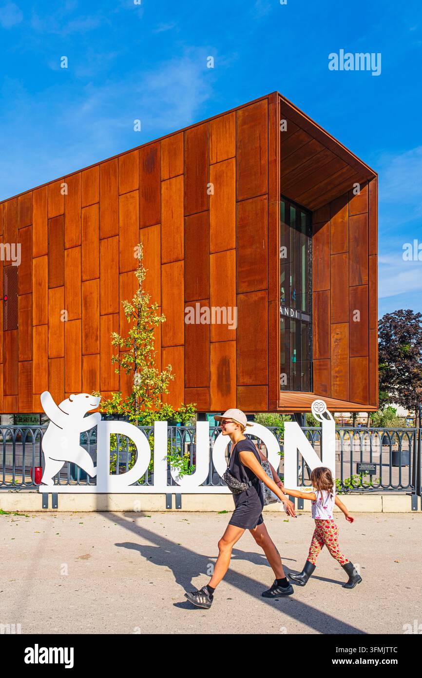 Frankreich, Côte d'Or, Dijon, Gebiet, das als UNESCO-Weltkulturerbe gelistet ist, internationale Stadt der Gastronomie und des Weins vom Architekten Anthony Béchu, das Lichtkanone, das die Ferrandi-Schule beherbergt Stockfoto