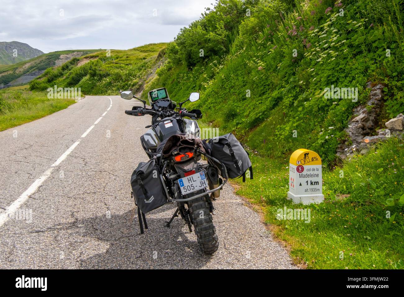 Frankreich, Savoie, La Lechere, Straße Col de la Madeleine, ein Motorrad vor einem Kilometermarker für Radfahrer mit Höhenmeterangabe Stockfoto