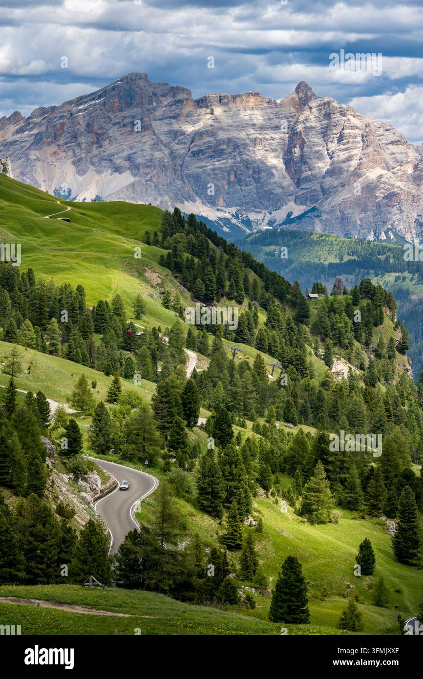 Italien, Trentino-Südtirol, Südtirol, Corvara in Badia, Naturpark Puez-Geisler, Gardena-Pass, Blick nach Osten und Corvara Stockfoto