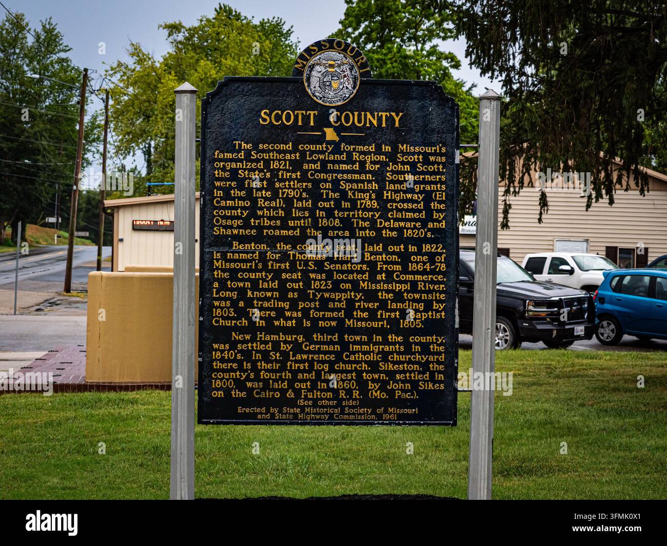 Benton, Missouri, USA, 22. September 2026: Landschaftsansicht des historischen Denkmals von Scott County, errichtet von der State Historical Society of Missouri an Stockfoto