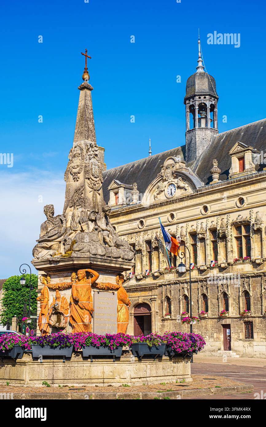 Frankreich, Oise, Noyon, 18. Jahrhundert Delfinbrunnen und Rathaus im flamboyanten Gotikstil aus dem 16. Jahrhundert Stockfoto