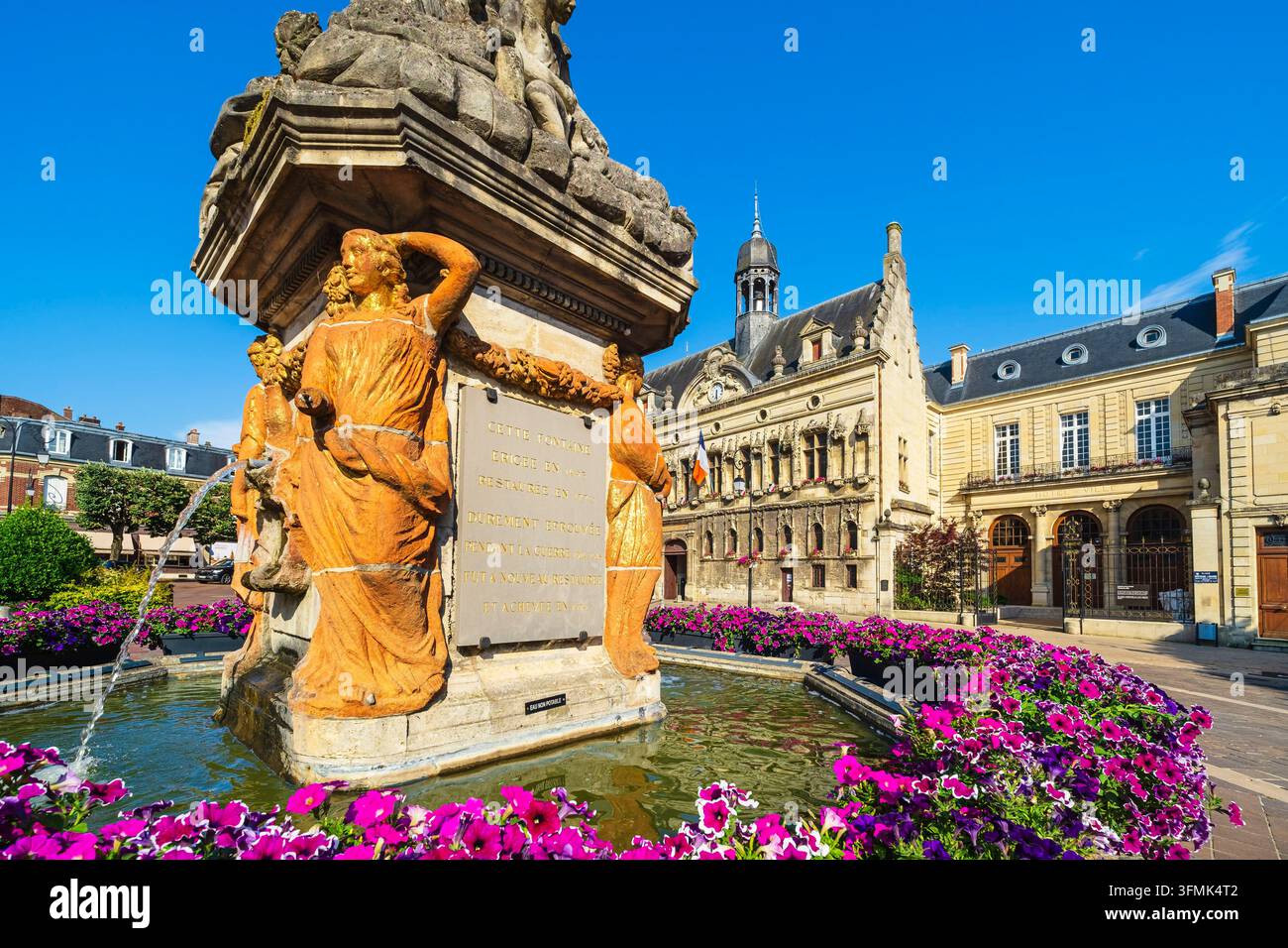 Frankreich, Oise, Noyon, 18. Jahrhundert Delfinbrunnen und Rathaus im flamboyanten Gotikstil aus dem 16. Jahrhundert Stockfoto