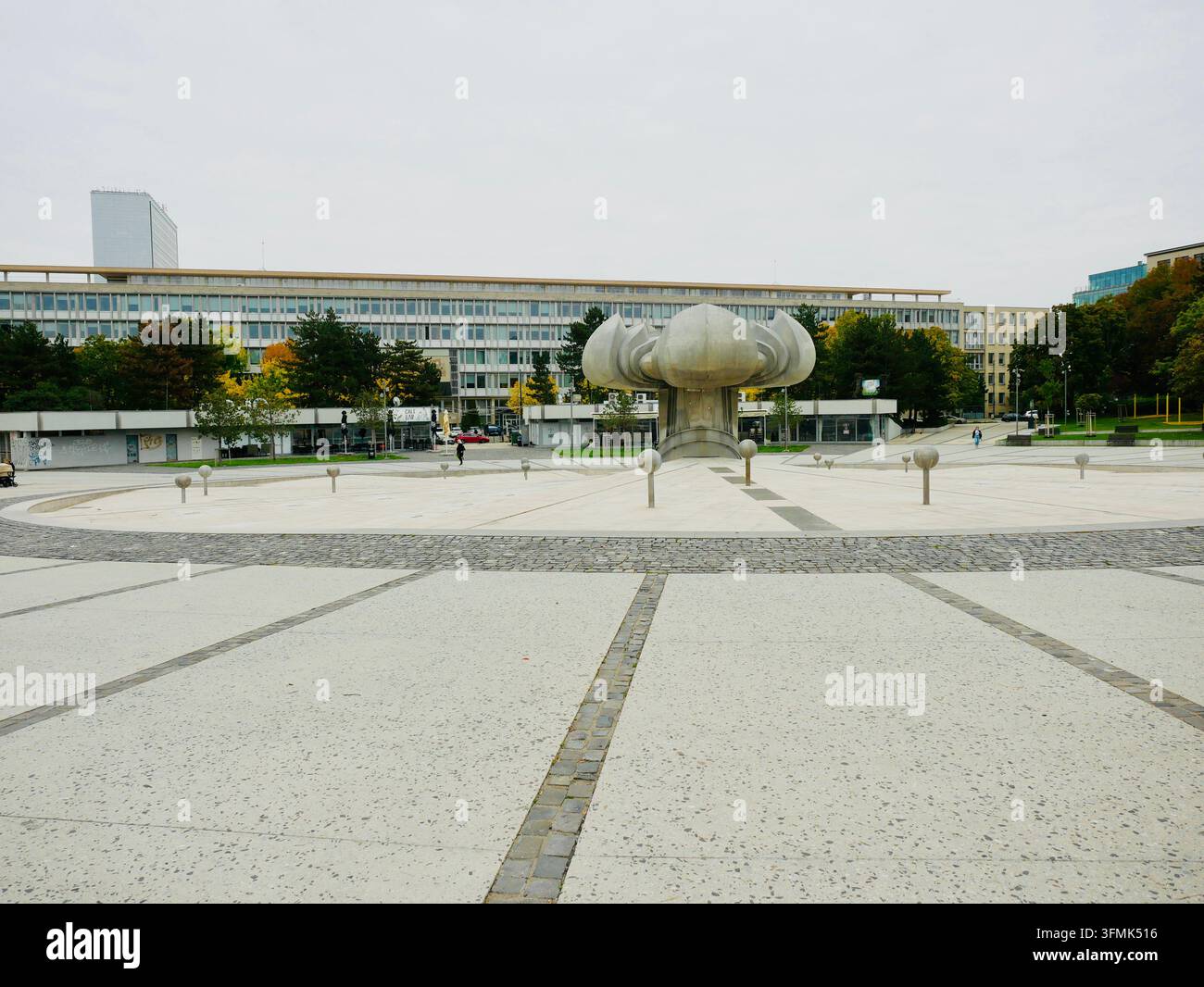 Eine offene symmetrische Ansicht fängt das modernistische architektonische Layout und den zentralen Druzba-Brunnen des Namestie Slobody in Bratislava ein. Stockfoto