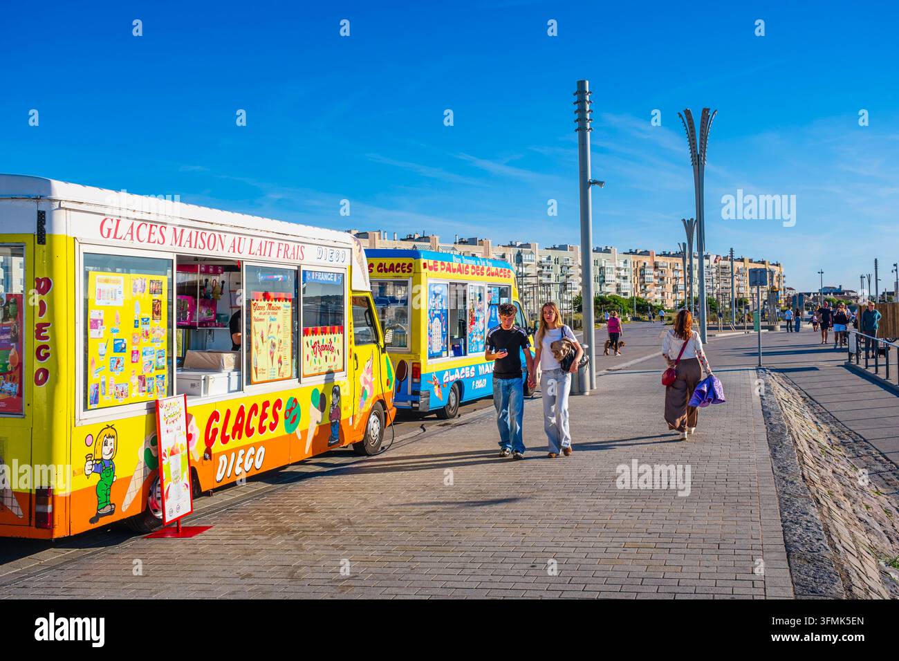 Frankreich, Pas-de-Calais, Opalenküste, Calais, Calais LA Plage, Ufer entlang der Digue Gaston Berthe, ikonische gelbblaue handwerkliche Eiswagen Stockfoto