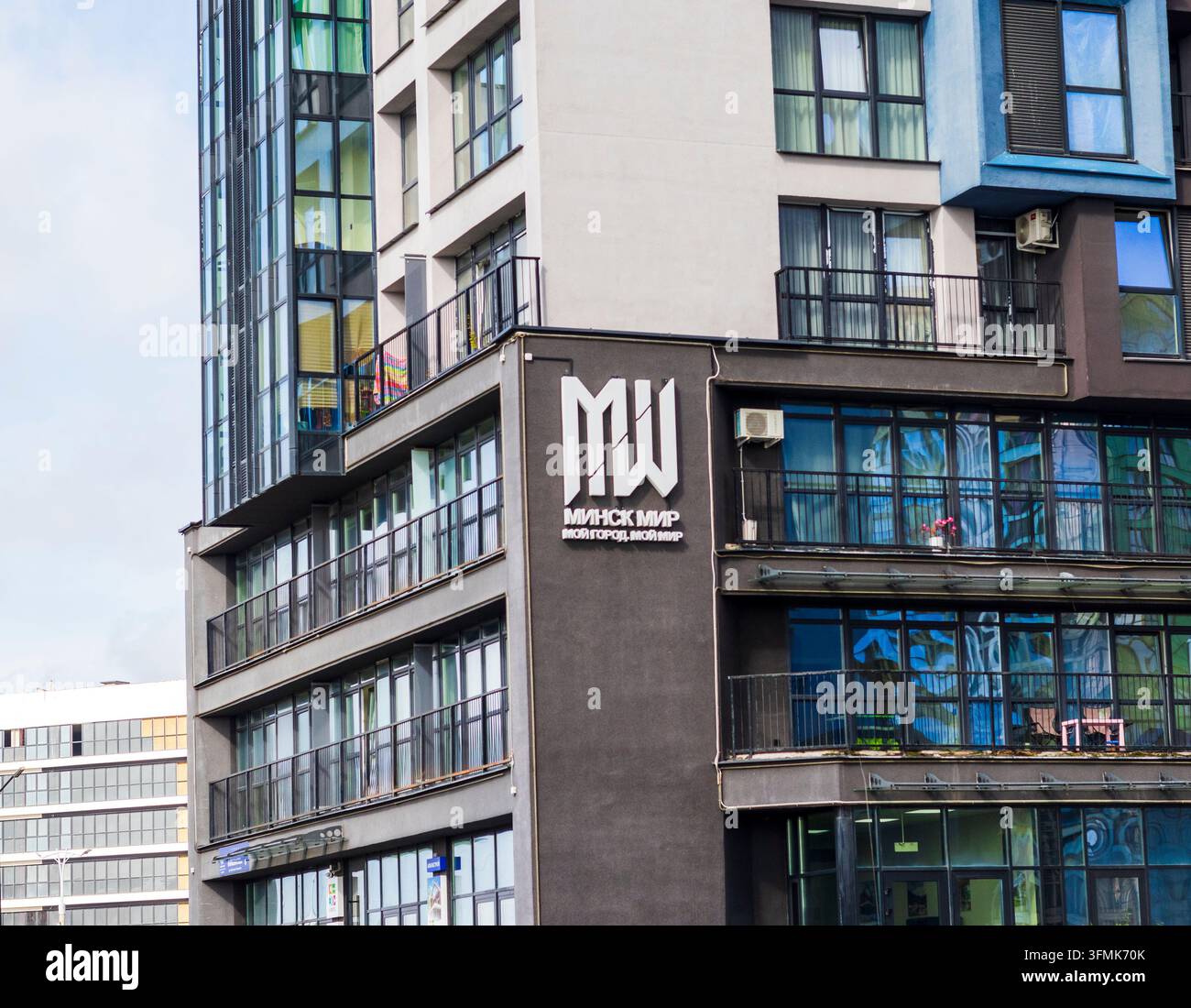 Minsk, Belarus - 18. September 2026: Minsk World-Logo an einer modernen Wohnhausfassade Stockfoto