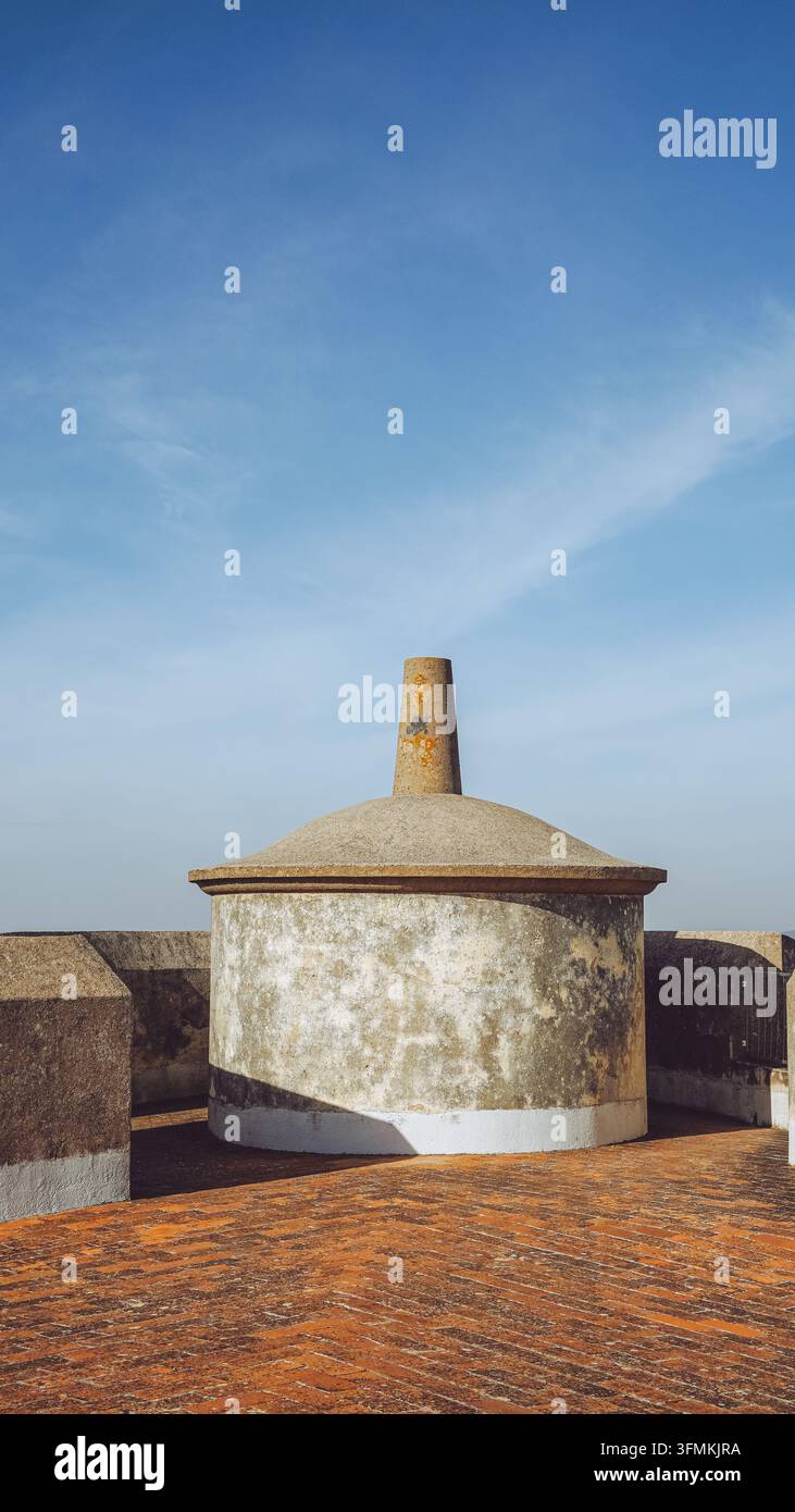 Historischer Steinturm auf der Dachterrasse des Schlosses Evoramonte, Portugal Stockfoto