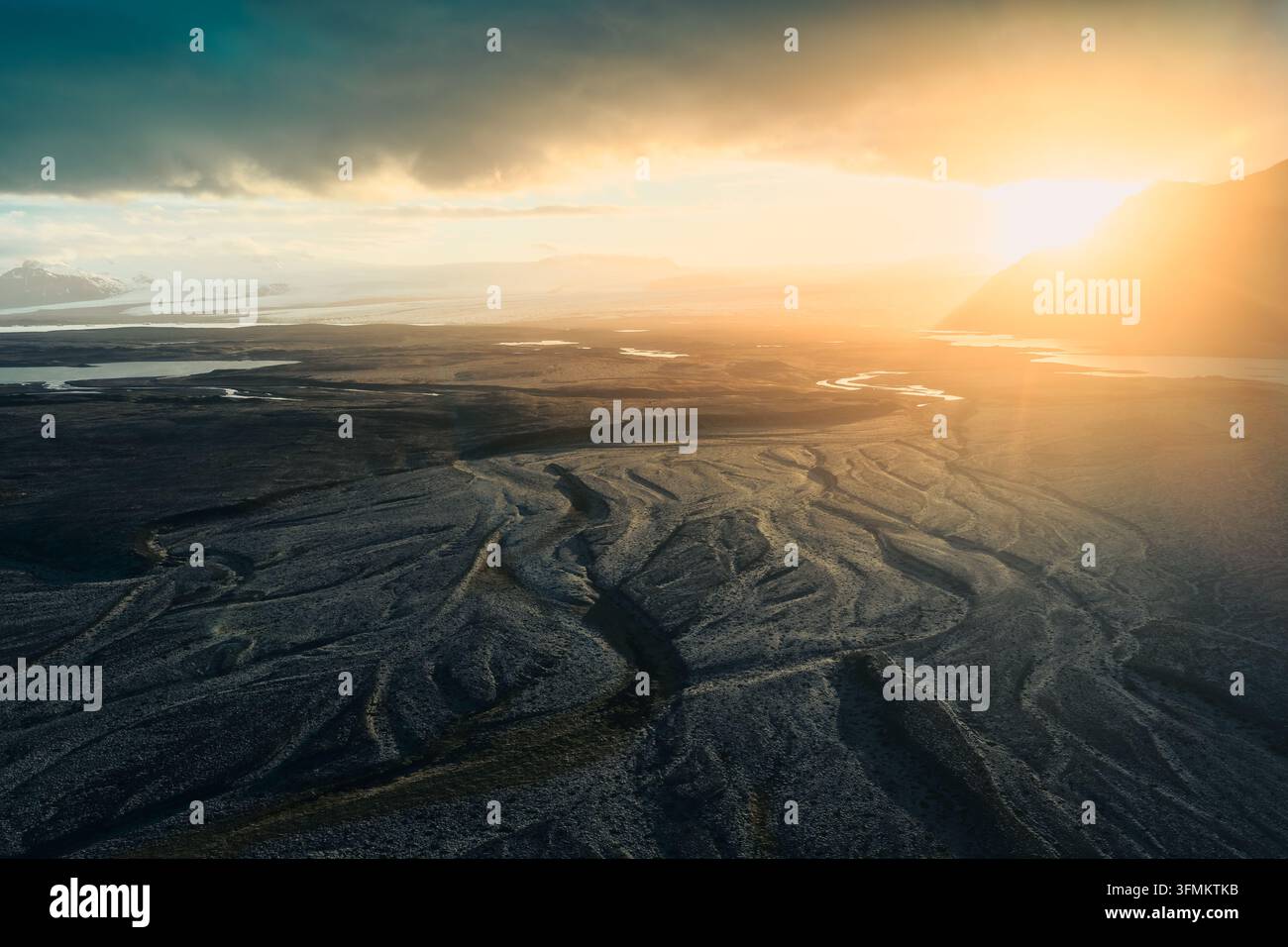 Luftaufnahme der Gletscherlagune Jökulsárlón mit kunstvollen Gletscherflussmustern und dramatischem Licht der goldenen Stunde in Sveitarfélagið Hornafjörður, Island Stockfoto