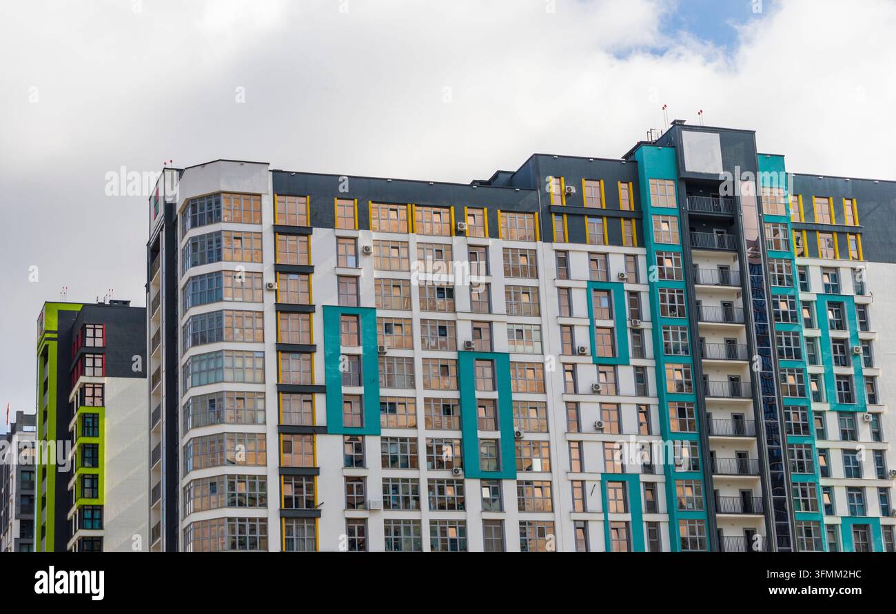 Dichter Wohnblock mit modernen, farbenfrohen Hochhaus-Wohnkomplexen Stockfoto