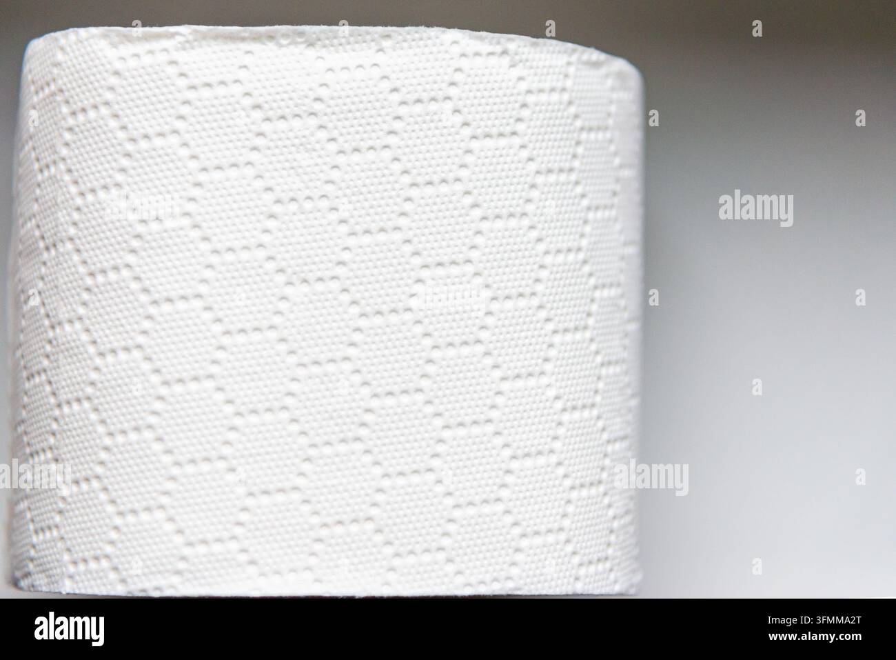 Minimalistischer Hintergrund mit weißer strukturierter Papierrolle und Kopierraum. Stockfoto