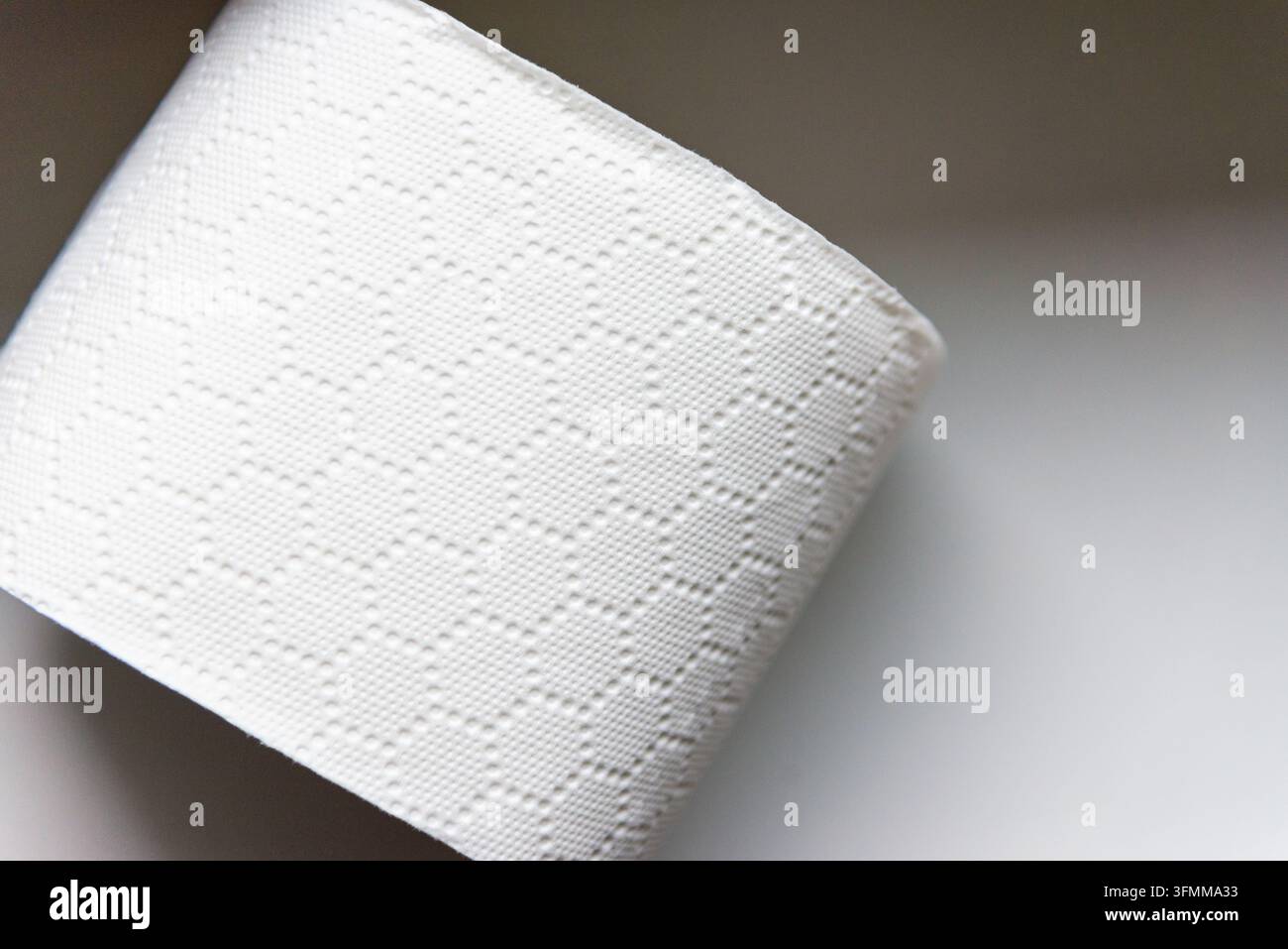 Weißer texturierter Papierrollen-Eck mit Kopierraum für Design. Stockfoto