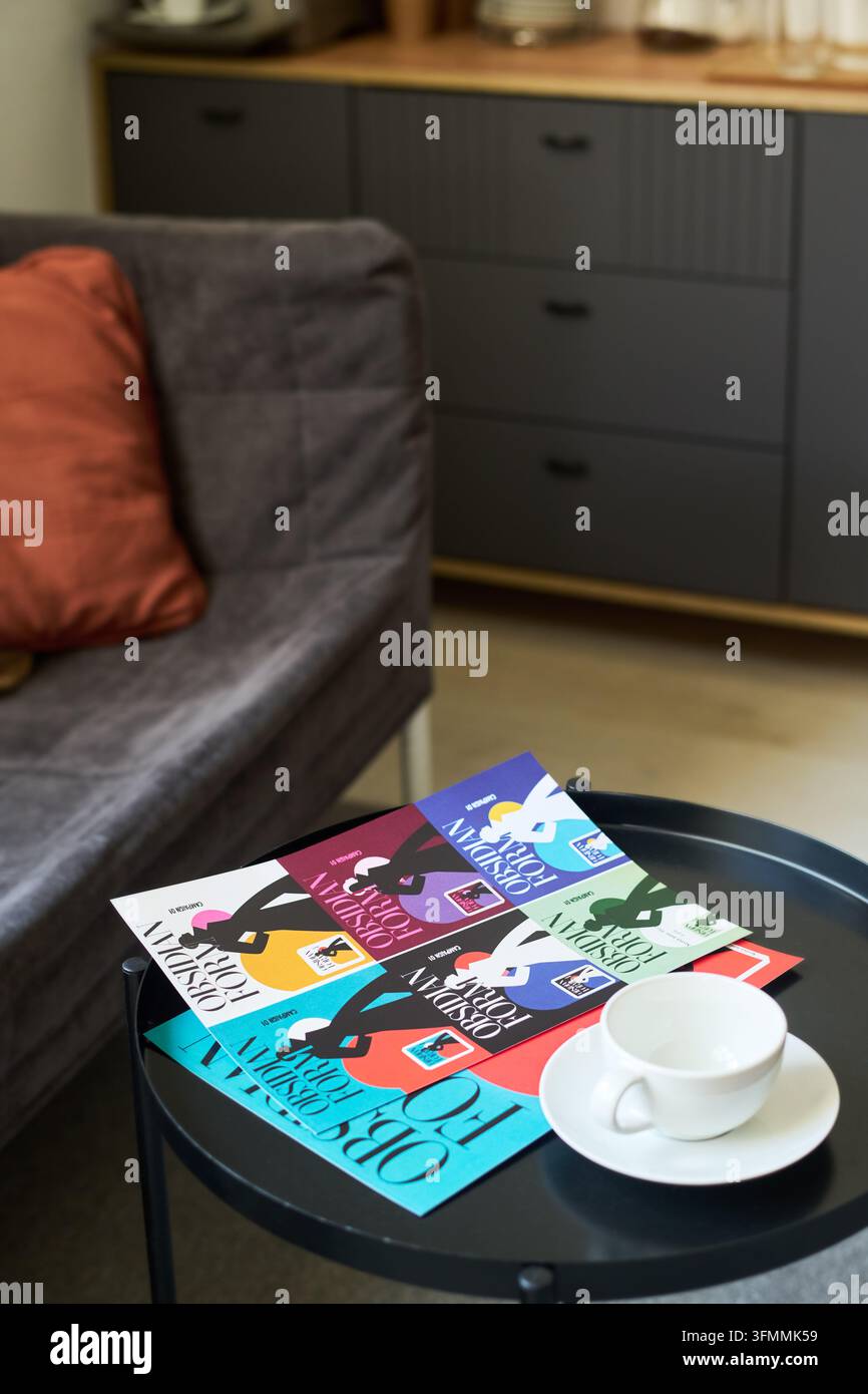 Brand Design Flyer mit Kaffeetasse auf dem Tisch in einem Kreativstudio Stockfoto