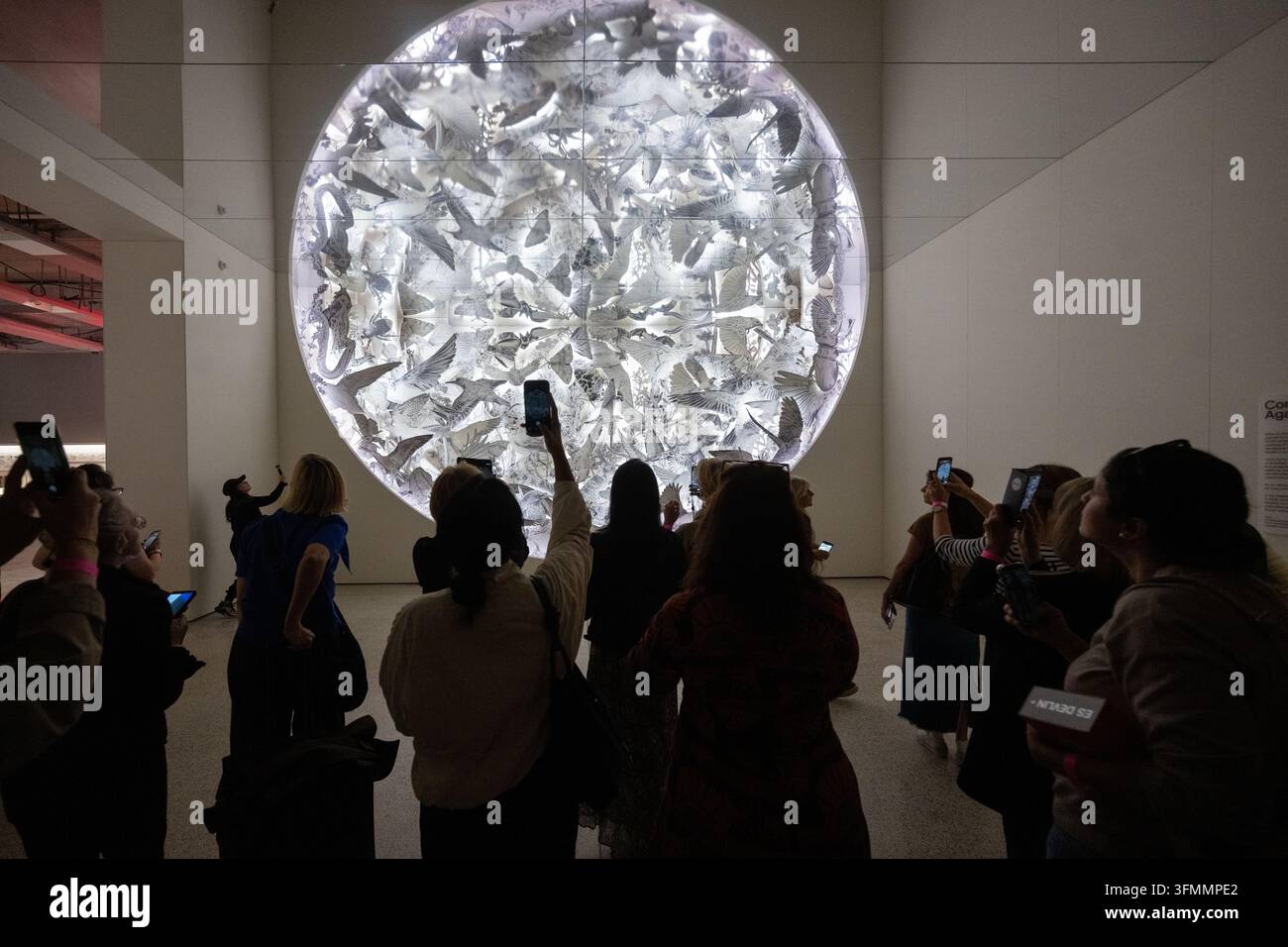 London, UK, 29. September 2026, Es Devlin: Other Worlds erforscht die 30-jährige Karriere von Es Devlin und präsentiert ihre Arbeit aus Skulptur, Bühnen设计, Musik, Sprache und Licht. Die Installation taucht den Besucher in ihre imaginäre Welt ein. Eröffnet am Design Museum am 2. Oktober bis zum 4. April 2027., Andrew Lalchan Photography/Alamy Live News Stockfoto