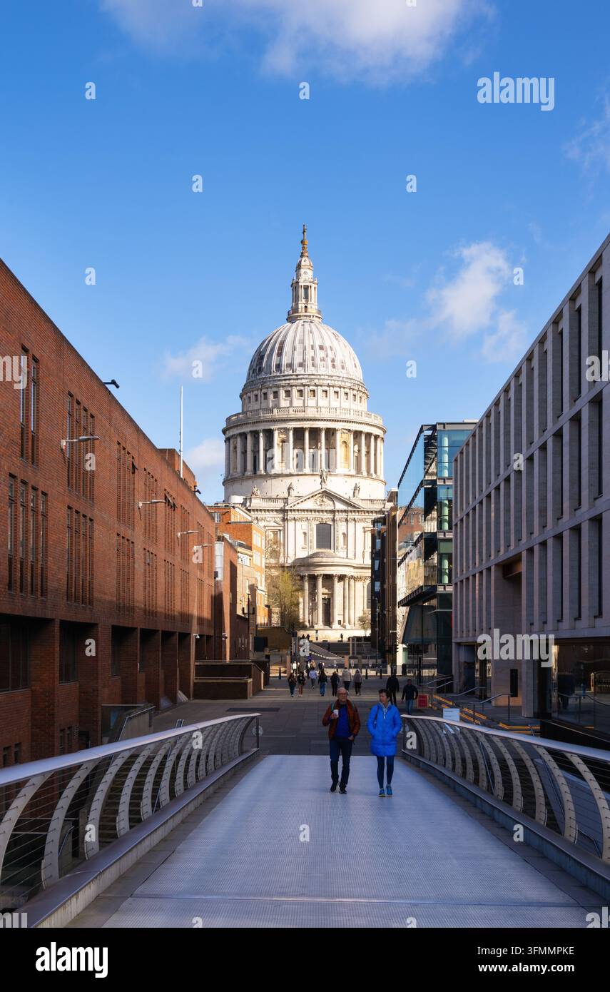 Blick auf die St. Paul's Cathedral von Christopher Wren aus über die Millennium Bridge, London, England Stockfoto