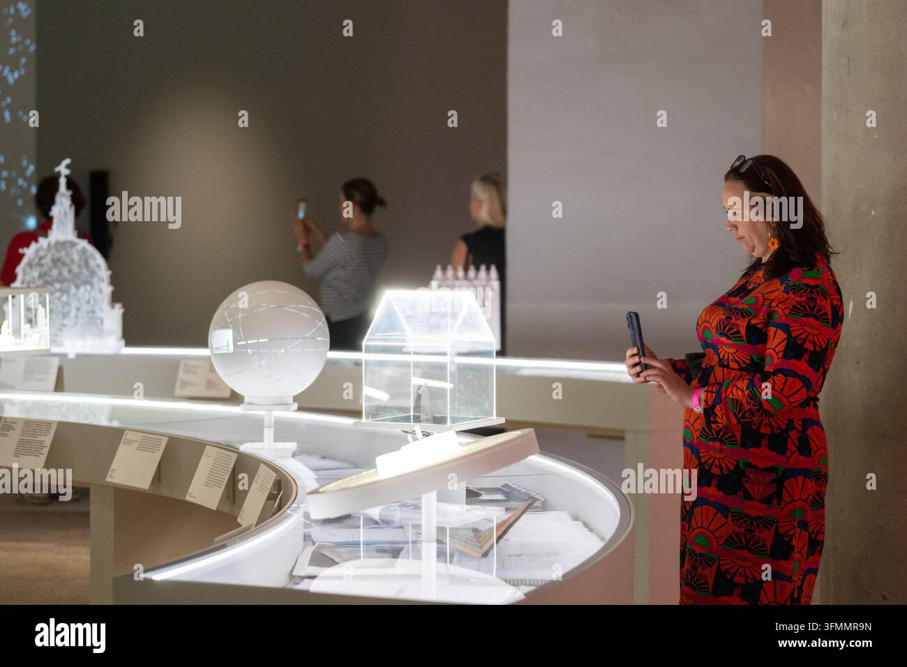 London, UK, 29. September 2026, Es Devlin: Andere Welten erforscht die 30-jährige Karriere von Es Devlin und präsentiert ihre Arbeit aus Skulptur, Bühnen设计, Musik, Sprache und Licht. Die Installation taucht den Besucher in ihre imaginäre Welt ein. Eröffnet im Design Museum am 2. Oktober bis zum 4. April 2027., Andrew Lalchan Photography/Alamy Live News Stockfoto