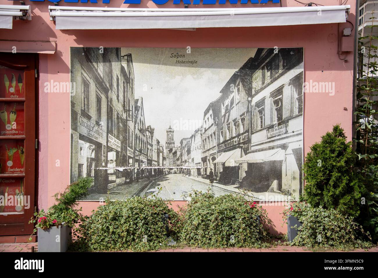 Historische Straßenansicht der ehemaligen Hohestrasse auf einem großformatigen Fotopanel an einer Hausfassade, Zagan, Lubusz, Polen Stockfoto