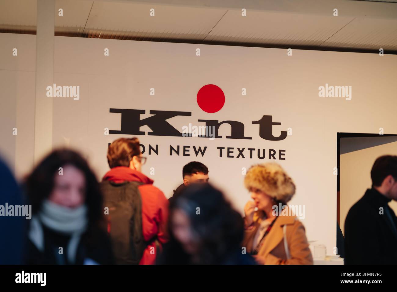 Florenz, Italien - 13. Januar 2026: Menschen besuchen die Kiton-Präsentation auf der Pitti Uomo Stockfoto