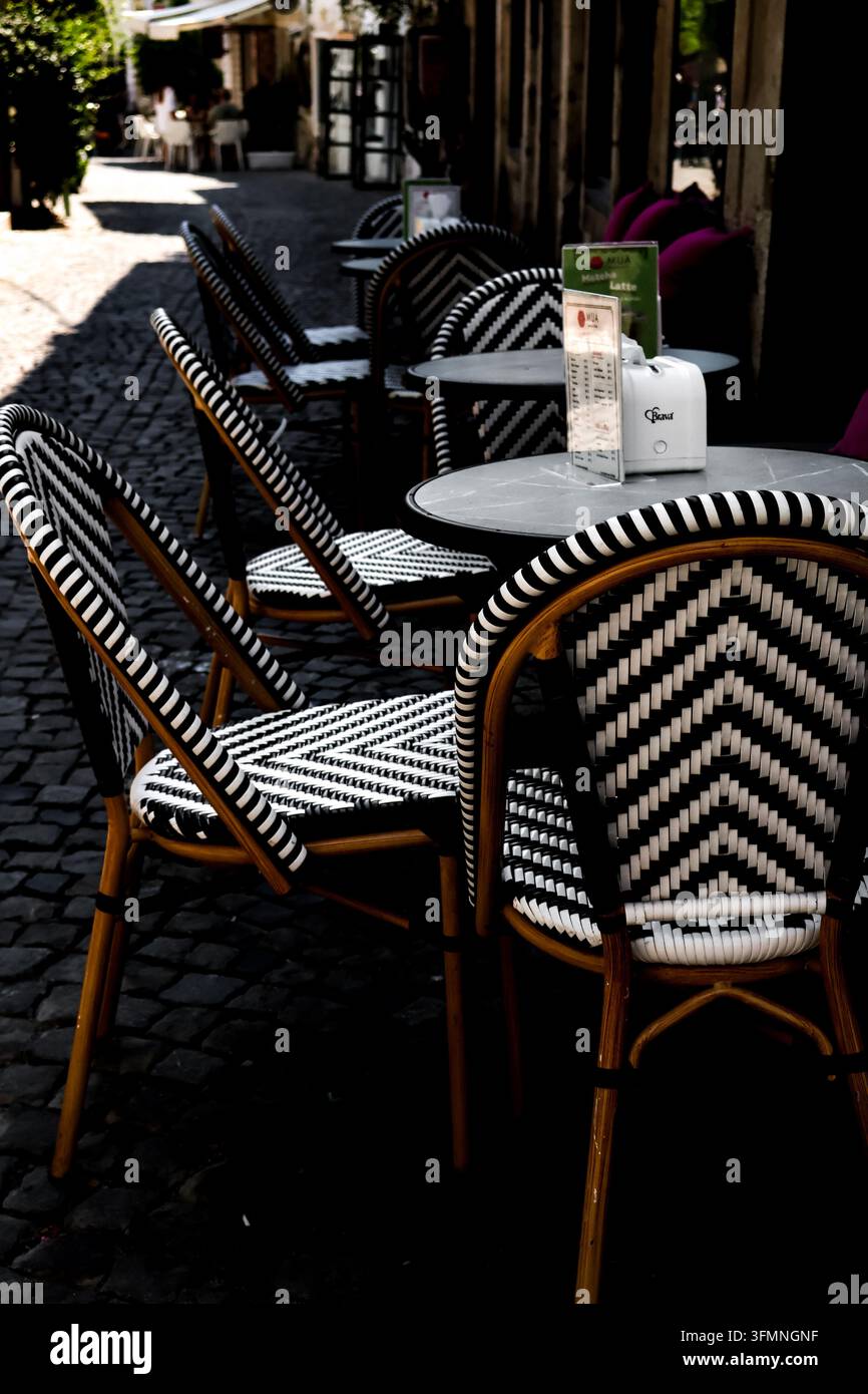Vintage-Stühle mit orangefarbenen Sitzen in einem dunklen rustikalen Interieur Stockfoto