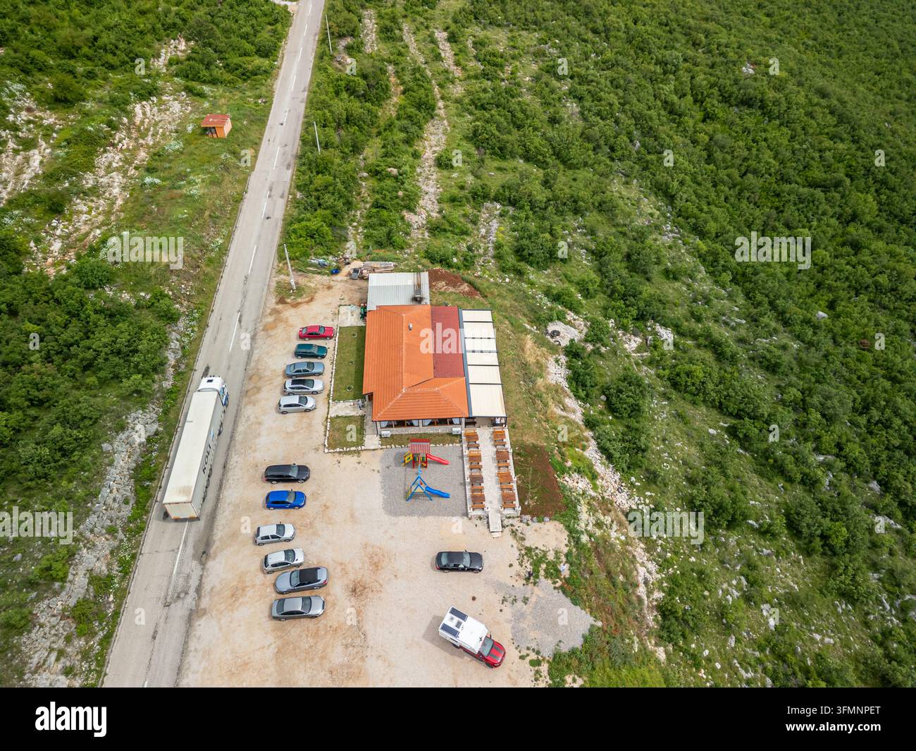 Vlahinja, Bosnien und Herzegowina – 29. Mai 2025: Luftbild des Restoran Vlahinja mit einem Parkplatz, Autos, einer nahegelegenen Straße mit einem Lkw und einem kleinen Pla Stockfoto