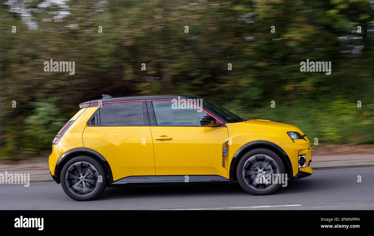 Milton Keynes; UK - 27. Sept. 2026: 2026 gelber Renault 5 Iconic + E-Tech Elektroauto auf einer britischen Straße unterwegs Stockfoto