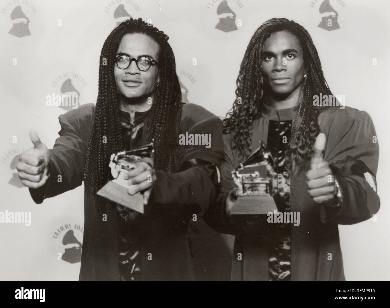 Öffentlichkeitsfoto der Mitglieder des R&B-Duos Milli Vanilla (Rob Pilatus und Fab Morvan) bei den jährlichen Grammy Awards im Jahr 1990. (Siehe zusätzliche Informationen) Stockfoto