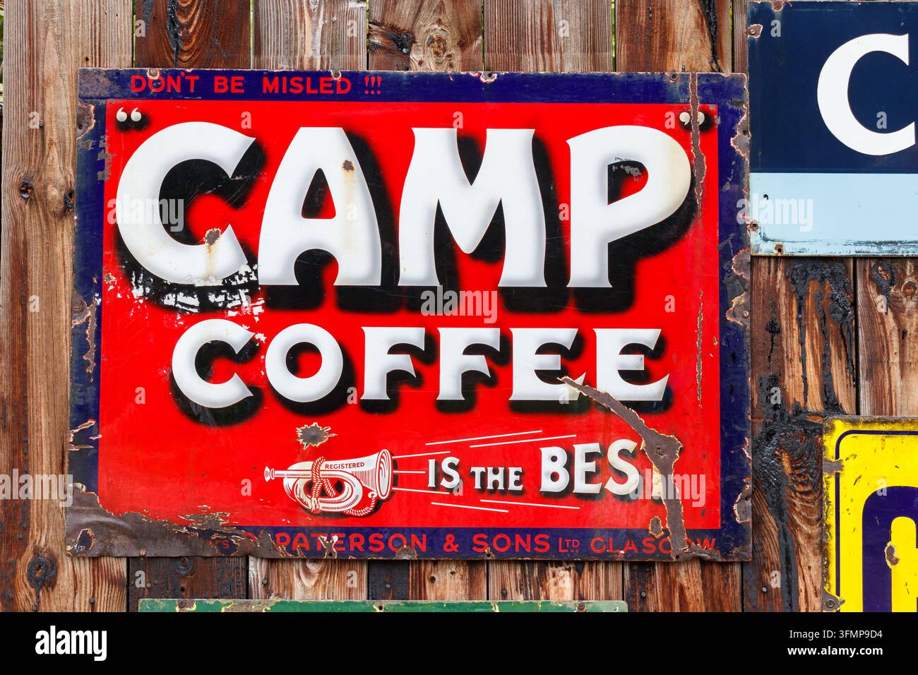 Vintage rotes emailliertes Metall-Camp-Coffee-Schild von Paterson and Sons Ltd Glasgow, montiert auf Holzzaun Stockfoto