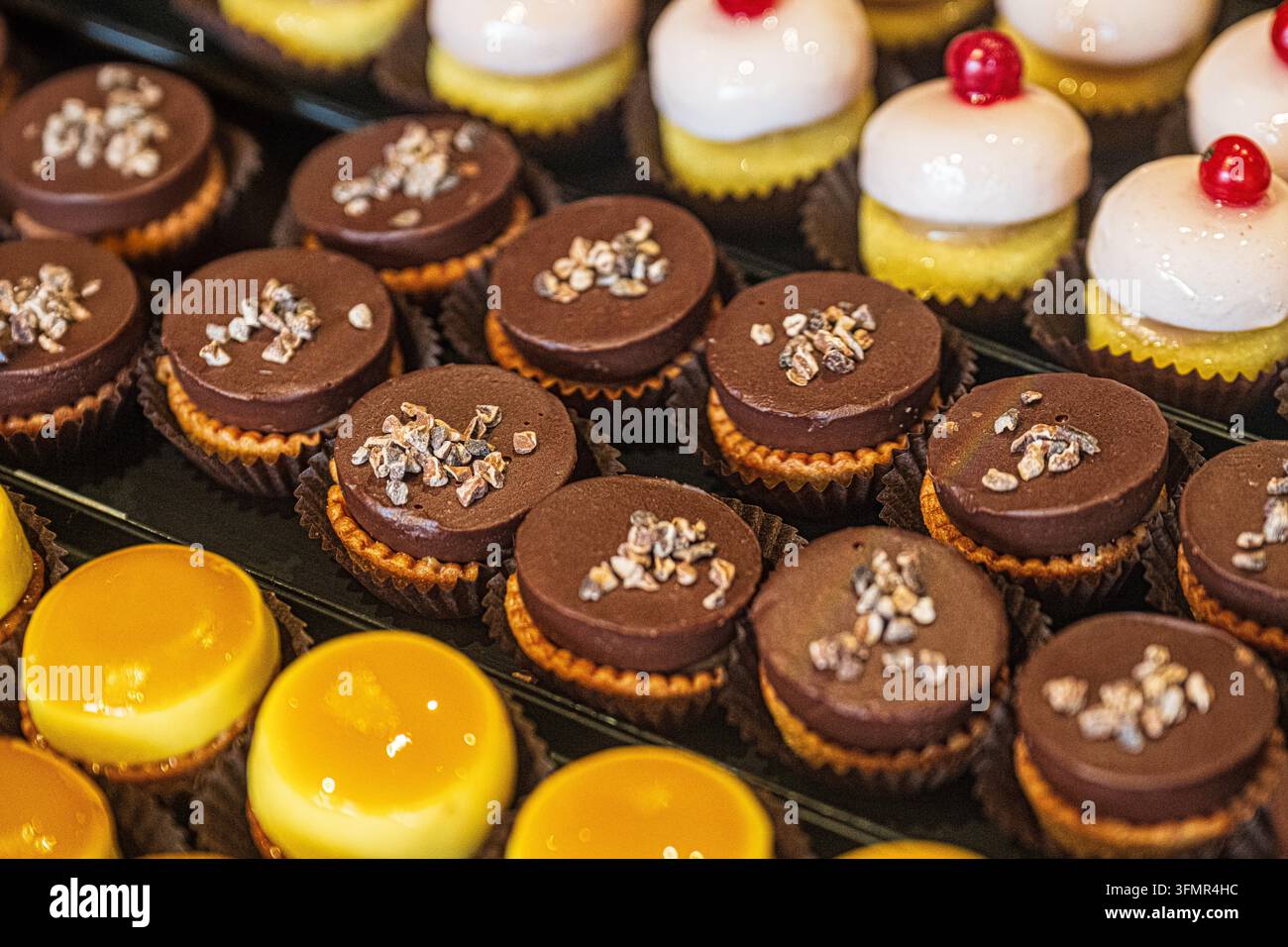 Verschiedene Mini-Desserts mit Schokoladen- und Zitronentarts Stockfoto