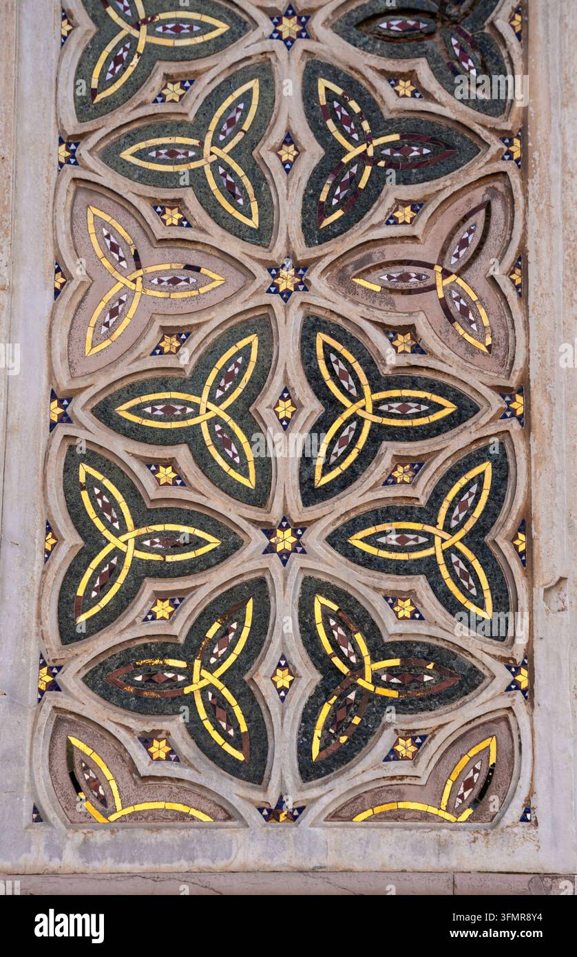 Detail von goldenen Mosaiken und geometrischen Dekormustern an der Fassade der Kathedrale von Orvieto, Orvieto, Umbrien, Italien Stockfoto