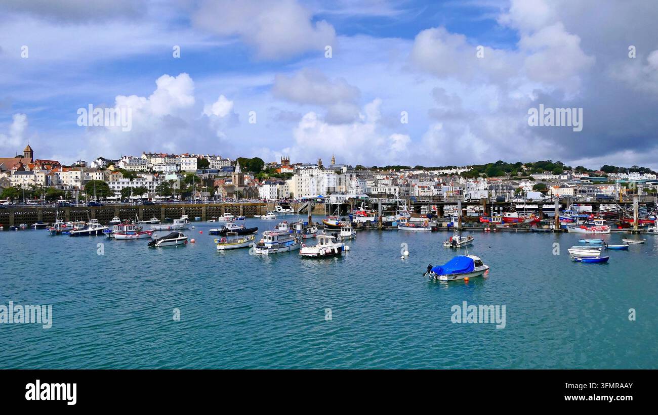 Saint Peter Port ist die malerische Hauptstadt der Insel Guernsey, einer britischen Kronkolonie. Stockfoto