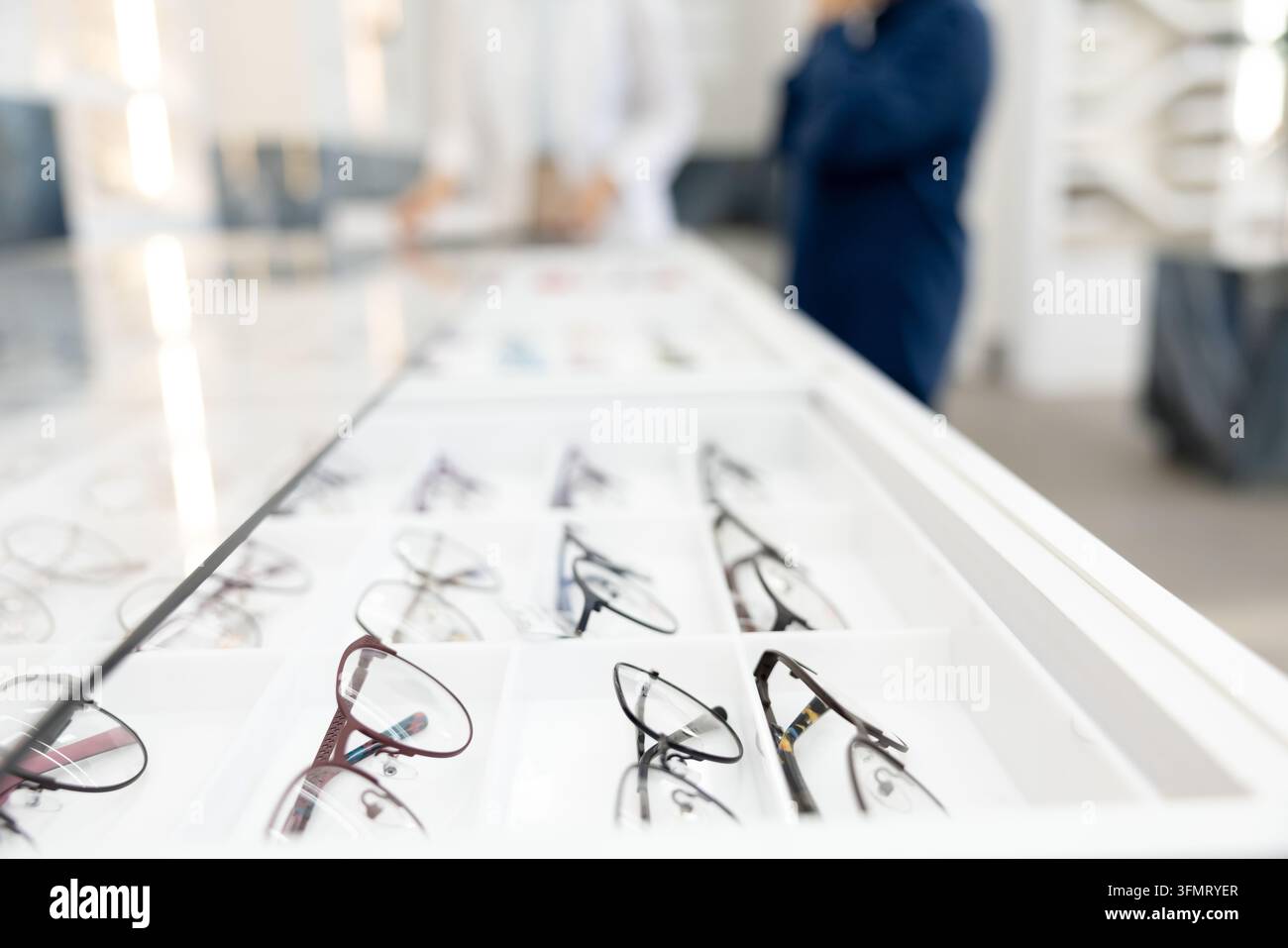 Nahaufnahme eines Optikergeschäfts, verschiedene Brillen auf Regalen angeordnet Stockfoto