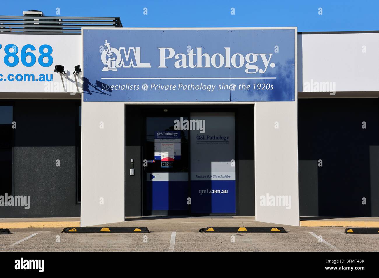 Eingang und Schild der QML Pathology-Laborklinik, die private medizinische Tests und Gesundheitsdiagnostik in Queensland, Australien, anbietet Stockfoto