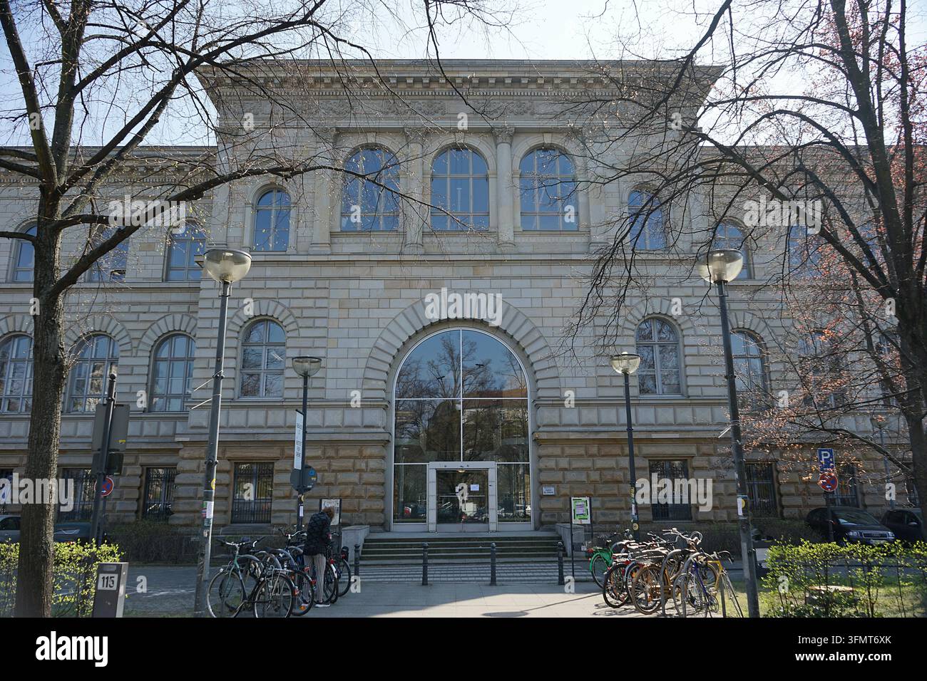 Historisches Gebäude des Instituts für Chemie der Technischen Universität Berlin mit sandsteinfarbener rustizierter Fassade und gewölbten Fenstern, Berlin, Deutschland, A Stockfoto