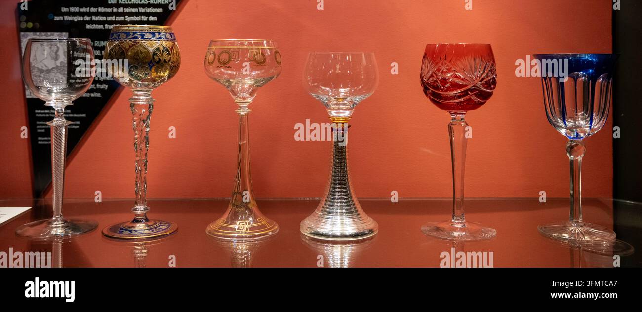 Auswahl historischer Stielgläser in klarem, blauem und rotem Glas, ausgestellt im Glasmuseum Wertheim in Wertheim, Deutschland. Stockfoto