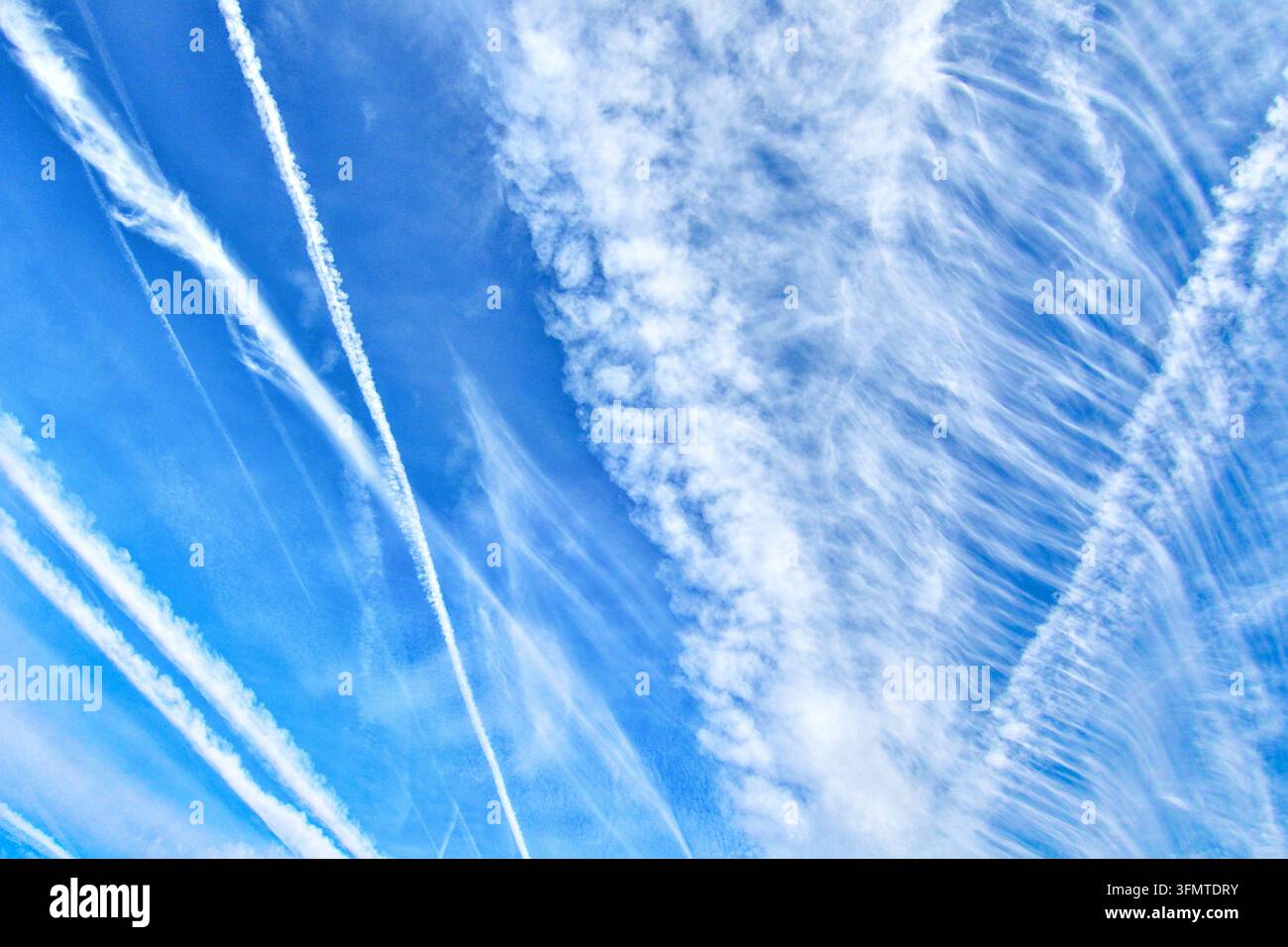Hochflugzeug-Kondensstreifen, die von Querwinden zerstreut werden – Zentralfrankreich. Stockfoto