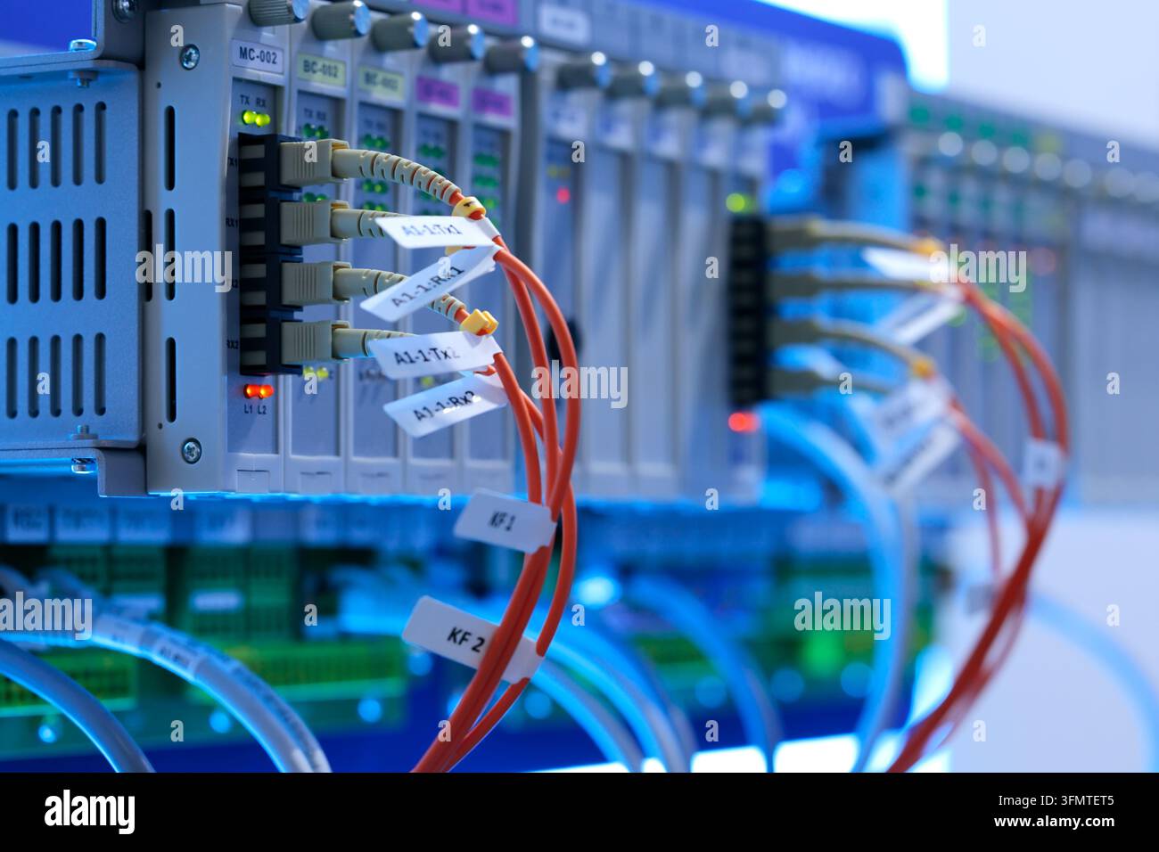 Nahaufnahme eines industriellen modularen PLC-Steuerungssystems. Selektiver Fokus. Stockfoto