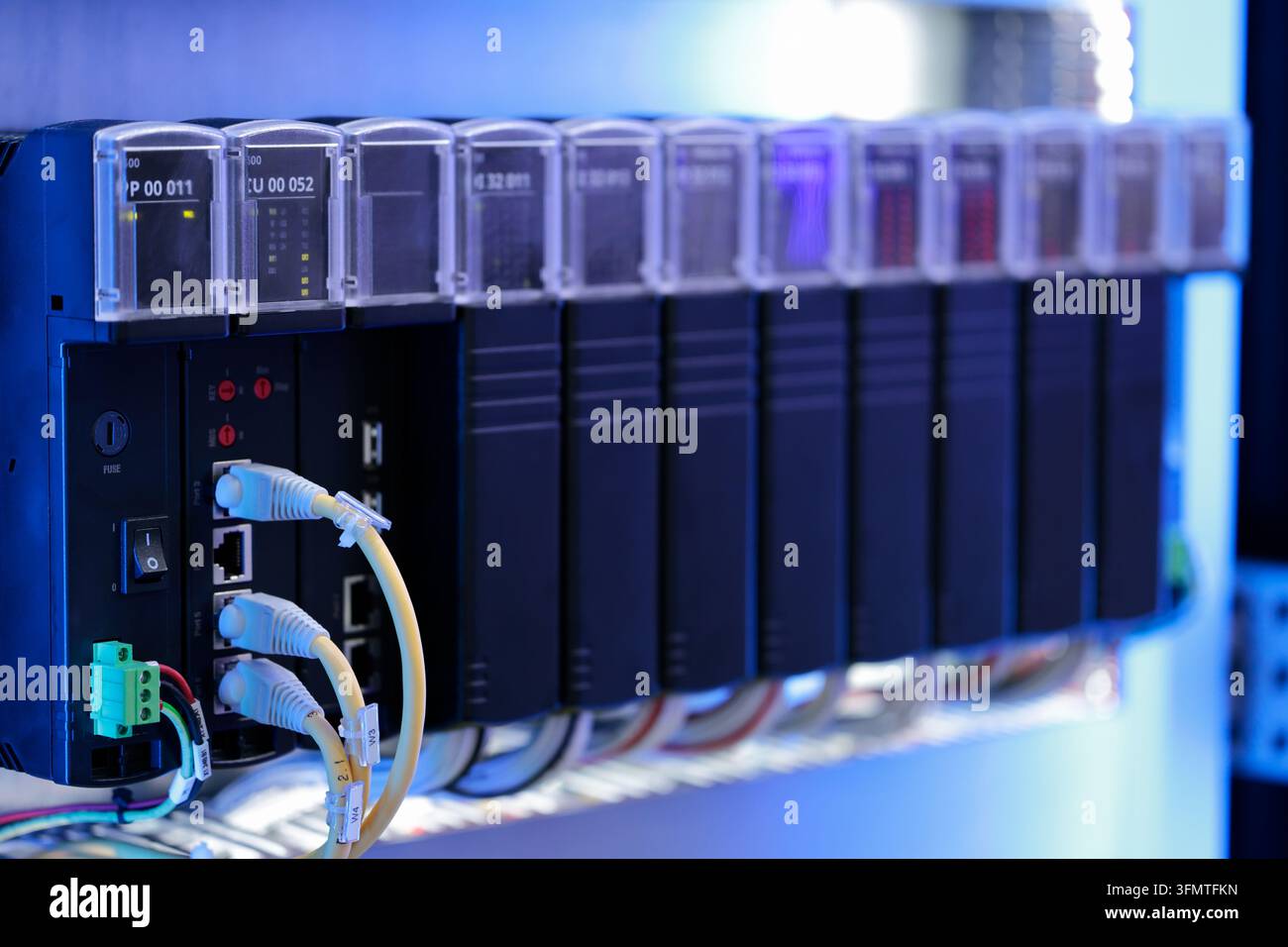 Industrielles PLC-Automatisierungssystem in Steuerungsschrank. Selektive Fokussierung. Stockfoto