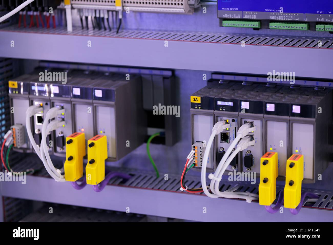 Industrielles PLC-Automatisierungssystem in Steuerungsschrank. Selektive Fokussierung. Stockfoto