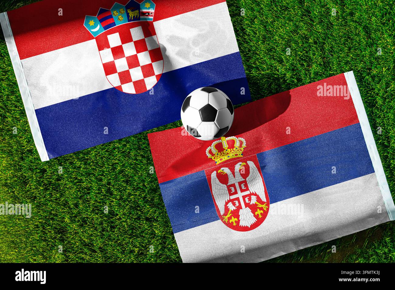 Fußballspiel Kroatien vs. Serbien. Nationalflaggen auf grünem Rasen mit einem Fußball in der Mitte. Fußballhintergrund für ein internationales Spiel. Stockfoto