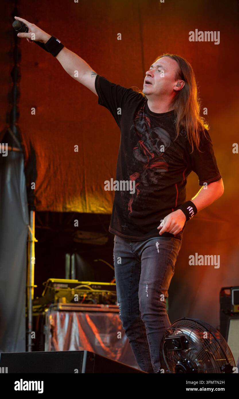 SHEVELEVO, RUSSLAND - 26. JULI 2025: Mikhail Zhitnyakov, Leadsänger der Rockband Aria, Fragment der Vorstellung des Fantasy Fest Festivals, Nr. Stockfoto
