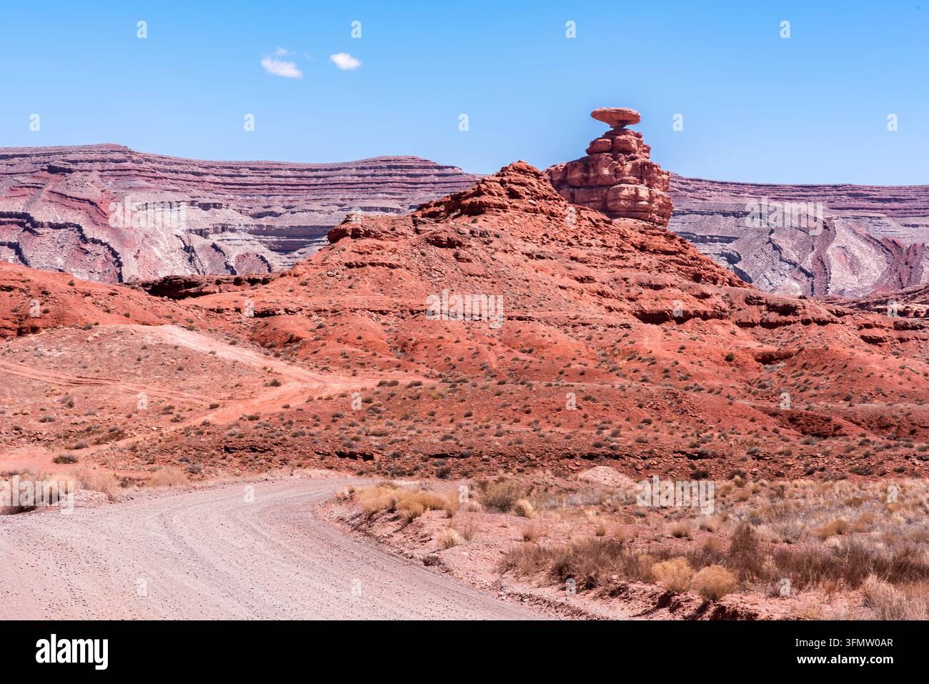 Felsformation Mexican Hat, die einem Sombrero ähneln soll, in der Nähe der Stadt Mexican Hat, Utah. Stockfoto